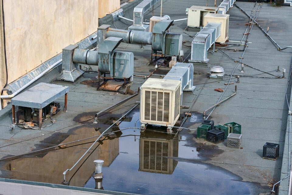 commercial roof leak repair-commercial flat roof with large area of standing water