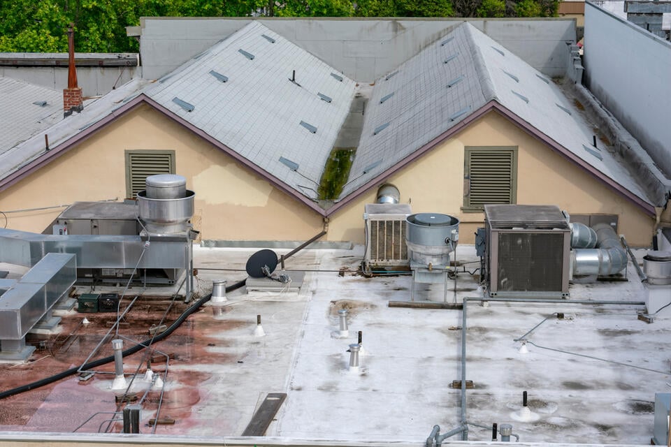 commercial roof leak repair-commercial flat roof with standing water